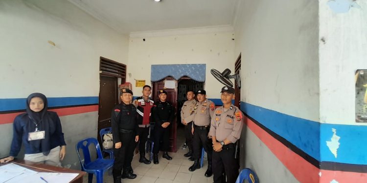 Polres Labuhanbatu Selatan dan Personel BKO Sat Brimob Polda Sumut Amankan Pleno Rekapitulasi Pemilu 2024 di Kecamatan Kotapinang
