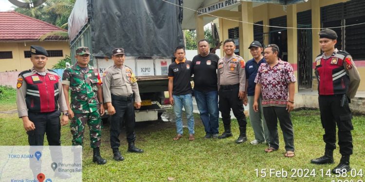 Pengawalan Sukses : Personel Polres Labuhanbatu Selatan Amankan Kotak Suara Menuju PPK Kecamatan Silangkitang