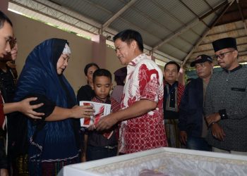 Melayat Mendiang Irwan Ginting,  Pj Gubernur Sumut Sampaikan Duka yang Mendalam