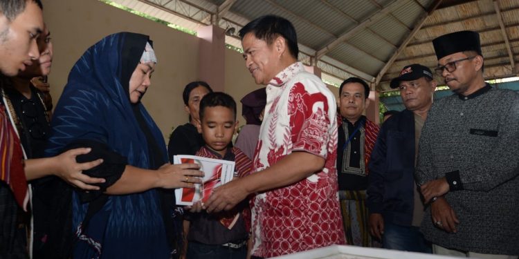 Melayat Mendiang Irwan Ginting, Pj Gubernur Sumut Sampaikan Duka yang Mendalam