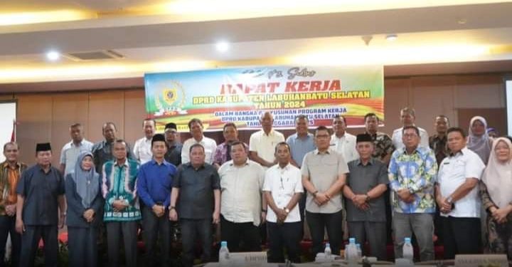Bupati Labusel Diwakili Sekda H.Heri Wahyudi M,S.STP Membuka Acara Rapat Kerja Dengan DPRD