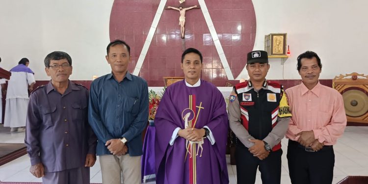 Polsek Kotapinang Gelar Minggu Kasih di Gereja Katolik Kampung Kristen – Kotapinang