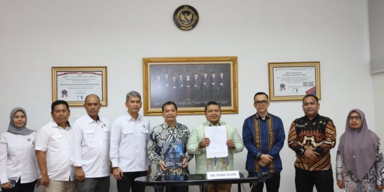 Bupati Tapsel Sampaikan LKPD TA 2023 ke BPK RI