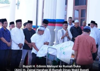 Bupati Labusel Melayat Kerumah Duka Wakil Ketua DPRD Labusel (Alm) H. Zainal