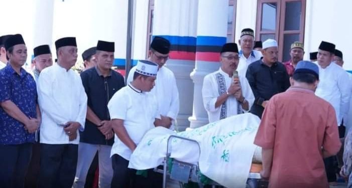 Bupati Labusel Melayat Kerumah Duka Wakil Ketua DPRD Labusel (Alm) H. Zainal