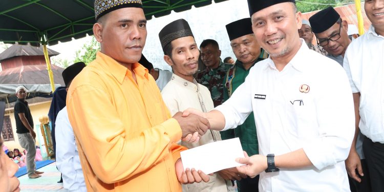 Ramadan Ke-9, Bupati Tapsel Bagikan Bantuan Ke Masyarakat Tantom Angkola
