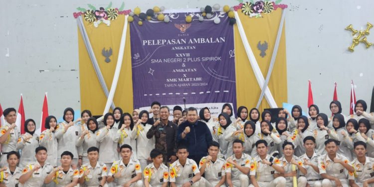 Bupati Tapsel Jadi Irup Pelepasan Ambalan SMAN 2 Plus Sipirok dan SMK Martabe