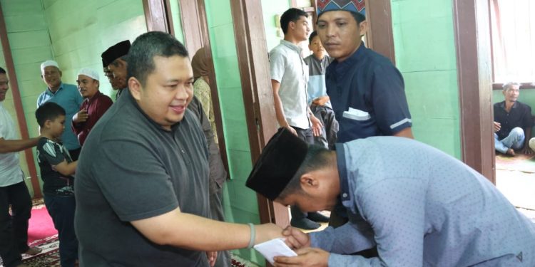 Bupati Tapsel Beri Bantuan Kepada Keluarga Korban Akibat Terbawa Arus Sungai