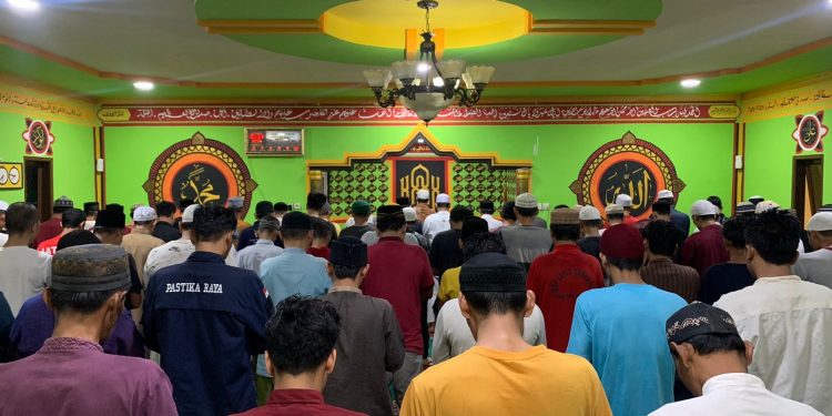Warga Binaan Lapas Narkotika Klas IIA P.Siantar melaksanakan Sholat Taraweh Berjamaah