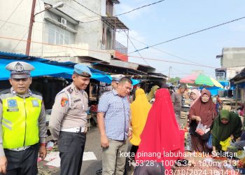 Personel Polres Labusel Sambangi Pasar Kotapinang