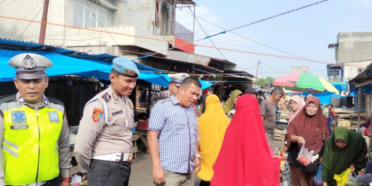 Personel Polres Labusel Sambangi Pasar Kotapinang