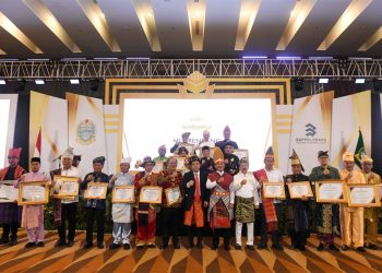 Pj. Walikota Padangsidimpuan Terima Penghargaan Pembangunan Daerah Terbaik III Tahun 2024