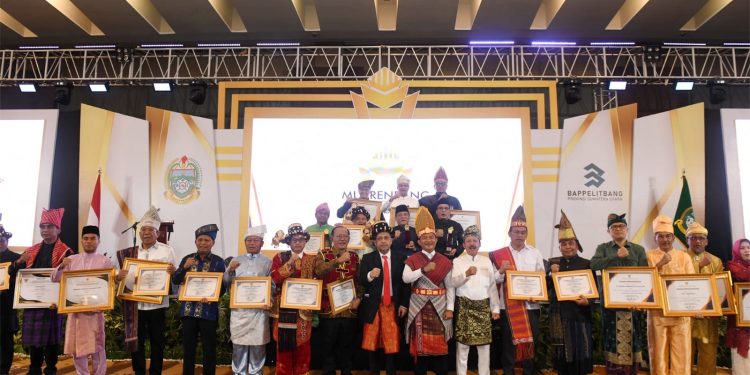 Pj. Walikota Padangsidimpuan Terima Penghargaan Pembangunan Daerah Terbaik III Tahun 2024