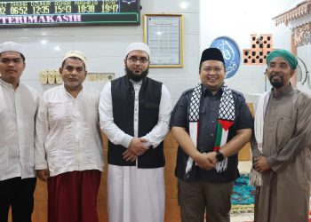 Bupati Tapsel Buka Puasa Sekaligus Sholat Tarawih Bersama Masyarakat Batang Toru
