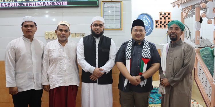 Bupati Tapsel Buka Puasa Sekaligus Sholat Tarawih Bersama Masyarakat Batang Toru