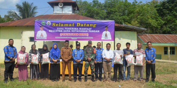 Pemko Padangsidimpuan Bagikan Bantuan Beras Kepada 274 KK di Desa Siloting