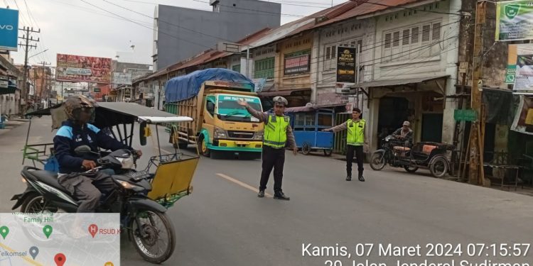 Bhabinkamtibmas Polsek Kotapinang Sosialisasikan Layanan Call Center 110