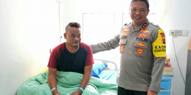 Kapolda Sumut Jenguk Dua Personil Korban Penganiayaan Saat Menangkap Pelaku Narkoba