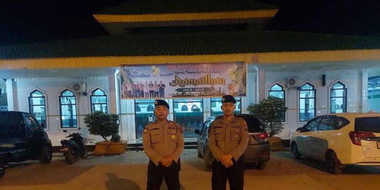 Sat Samapta Polres Labusel Giat Pengamanan Sholat Teraweh Di Kecamatan Kotapinang