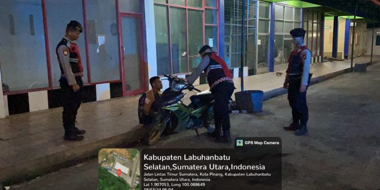 Polres Labusel Giat Patroli Subuh Di Dua Pasar Tradisional : Tetap Waspada