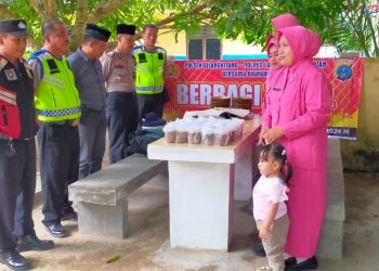 Polsek Silangkitang Polres Labusel Dan Bhayangkari Bagi Takjil Kepada Kaum Duafa Dan Anak Yatim