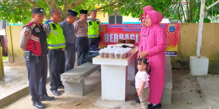 Polsek Silangkitang Polres Labusel Dan Bhayangkari Bagi Takjil Kepada Kaum Duafa Dan Anak Yatim