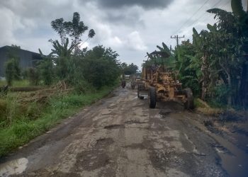 Berkat Bupati Tapsel, Warga Arse Bangun Jalan Provinsi Yang Rusak Parah Menahun