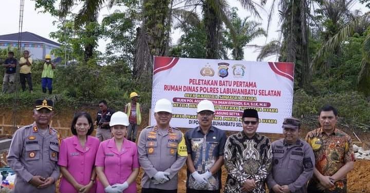 Bupati H.Edimin Hadiri Acara Peletakan Batu Pertama Pembangunan Rumdis Polres Labusel dan Penanaman Pohon Langka