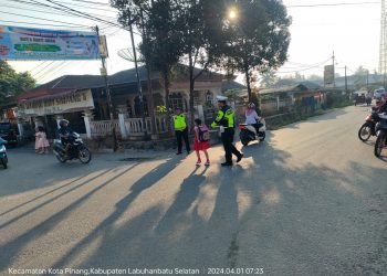 Personil Satlantas Polres Labusel Strong Point Pagi Dipersimpangan Padat Kendaraan