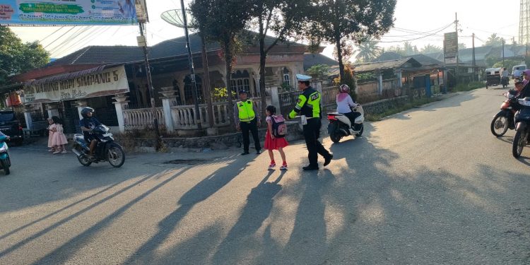 Personil Satlantas Polres Labusel Strong Point Pagi Dipersimpangan Padat Kendaraan