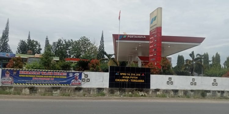 Mafia BBM Di SPBU Cikampak Torgamba,Di Duga Di Bekingi Oknum Polisi