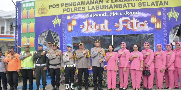 Cek Kondisi Personel Pos PAM 1 Dan 2 Labusel Pada OPS Ketupat Toba 2024, Kapolres Labusel Dan Bhayangkari Berikan Bingkisan