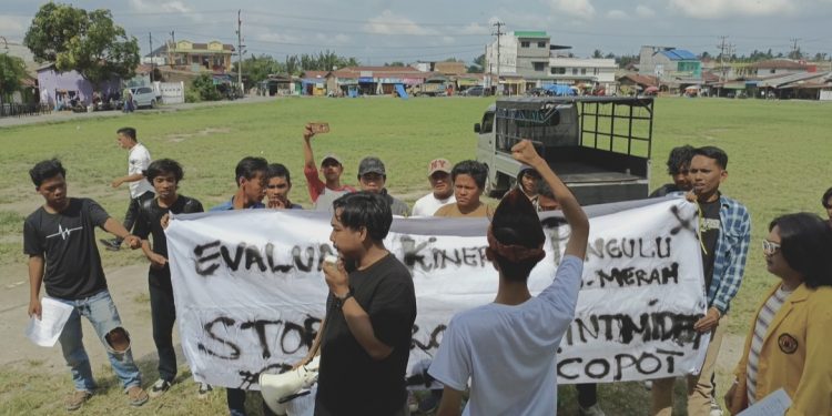 Aksi Lempar Telur Busuk, Sampai Tabur Bunga,Bukti Massa Kecewa Atas Sikap Dan Tindakan Pangulu Rambung Merah