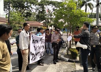 Massa Aksi Lakukan Bakar Ban,Anggap Perusahaan Milik Daerah PDAM Tirtauli Anti Kritik