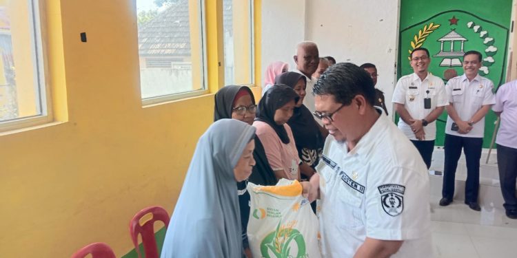 Pemko Padangsidimpuan Salurkan Bantuan Pangan Kepada 11.842 Keluarga Penerima Manfaat