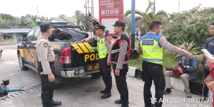 Respon Cepat Regu B Pos PAM II Torgamba Polres Labusel Tangani Laka Lantas Di SPBU Simpang Karo