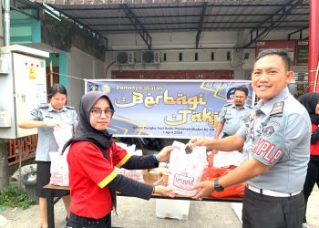 Lapas Narkotika Pematangsiantar Bagi Takjil Ke Masyarakat