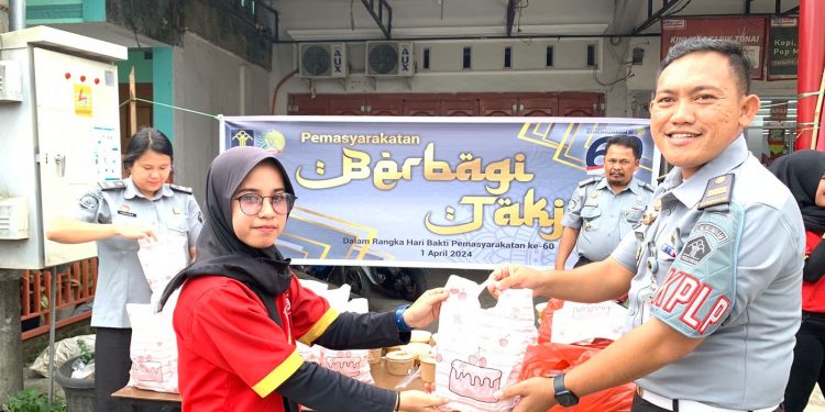 Lapas Narkotika Pematangsiantar Bagi Takjil Ke Masyarakat