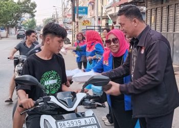Ramadan Ceria, Wanita AJH Bagi-Bagi Takjil Ke Pengguna Jalan
