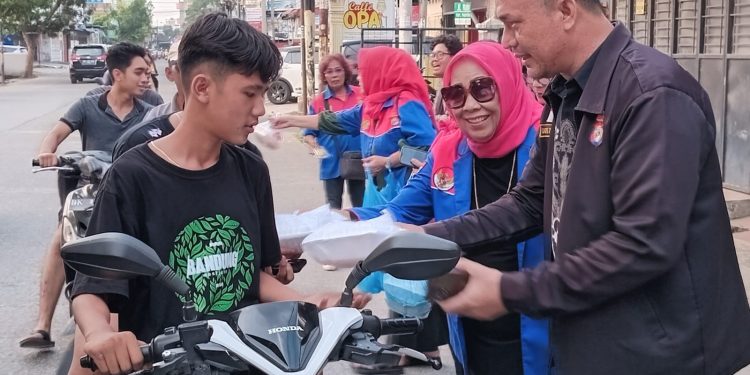 Ramadan Ceria, Wanita AJH Bagi-Bagi Takjil Ke Pengguna Jalan