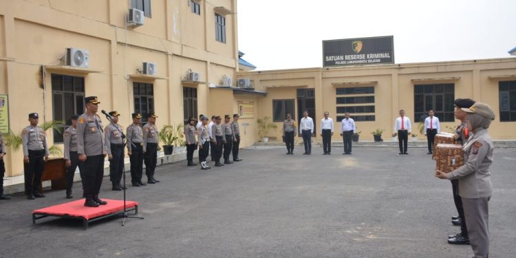 Sambut Idul Fitri tahun 1445 H/2024 M , Polres Labusel Bagikan Paket Lebaran Kepada Personel Dan Media Rekanan