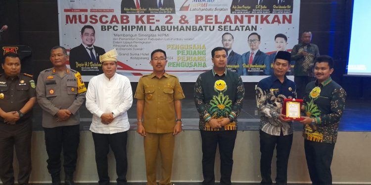 Bupati H.Edimin Hadiri Pelantikan dan Pengukuhan Himpunan Pengusaha Muda Indonesia (HIPMI) Labusel