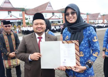 Pimpin Upacara Hardiknas, Bupati Tapsel Kenakan Baju Adat Angkola