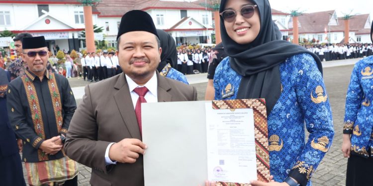 Pimpin Upacara Hardiknas, Bupati Tapsel Kenakan Baju Adat Angkola