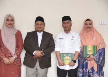 Bupati Dolly Pasaribu Beri Indahan Upa-Upa Ke Calhaj Setdakab Tapsel