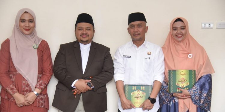 Bupati Dolly Pasaribu Beri Indahan Upa-Upa Ke Calhaj Setdakab Tapsel