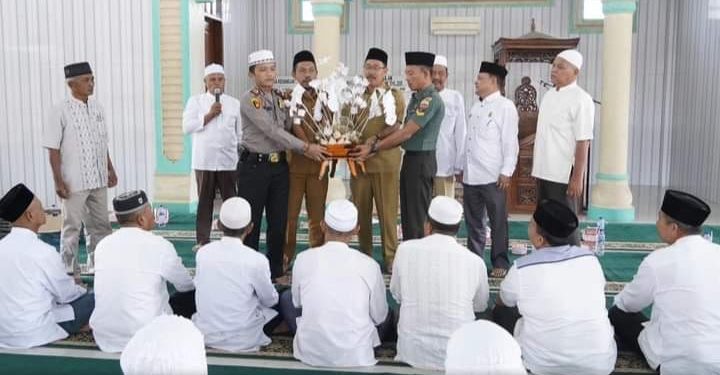 Bupati Labusel H.Edimin Menghadiri Upah-upah Calon Jamaah Haji Kecamatan Kampung Rakyat