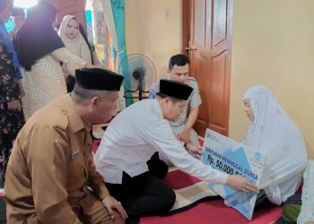 PT Jasa Raharja bersama Wakil Bupati Labusel Serahkan Santunan Kecelakaan Lalu Lintas di Desa Asam Jawa