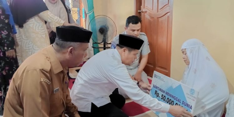 PT Jasa Raharja bersama Wakil Bupati Labusel Serahkan Santunan Kecelakaan Lalu Lintas di Desa Asam Jawa