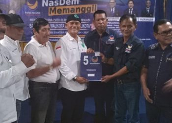Koni Ismail Siregar Kembalikan Formulir Pendaftaran Calon Walikota Ke Nasdem Pematangsiantar